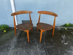 Fh4103 Fritz Hansen 1950s Set Of Four Hans Wegner And Stacking Heart Dining Chairs