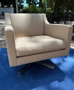 Te0-ch Holly Hunt Tesoro Swivel Lounge Chair - Mint Condition