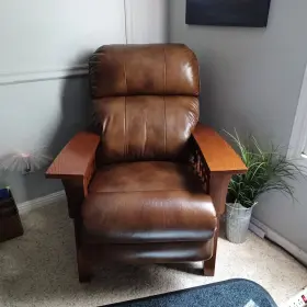 295423 Lazy Boy Local Pickup Vacaville Ca. High Leg Leather Recliner Excellent