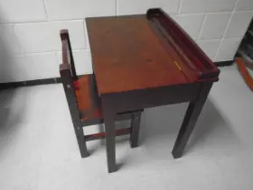 Mellisa & Doug 313020822836 Childs Slanted Top Desk And Chair Walnut Finish 25 1/2 Inch X 16 26