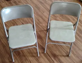 1875 Samsonite Set Of 4 Vintage Folding Chairs Metal With White Padded Vinyl Seat