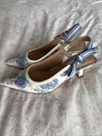 Steve Madden Women Kitten Heels Size 7.5 Blue And Cream Floral Fabric New. Price: $35.00.